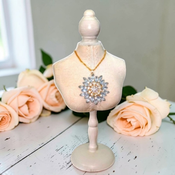 Stunning Sunflower Gemstone Pendant Necklace in Luxurious Velvet Gift Box - Picture 2 of 5